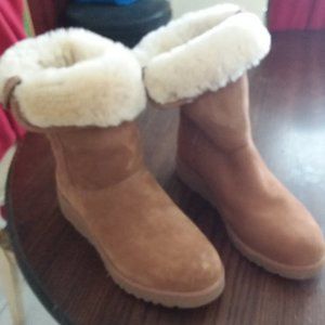 UGG tan short suede winter boots in size 7